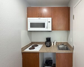 Habitación estándar, 2 camas Queen size, para no fumadores, cocina | Wifi gratis y ropa de cama 