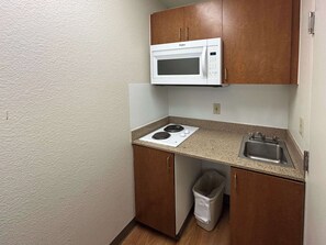 Habitación estándar, 2 camas Queen size, para no fumadores, cocina | Cocineta privada | Refrigerador con congelador, microondas y parrilla de estufa 