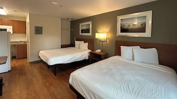 Standardzimmer, 2 Queen-Betten, Nichtraucher, Küche | Kostenloses WLAN, Bettwäsche
