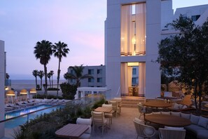 3 nhà hàng, phục vụ bữa sáng, bữa trưa, bữa tối, món ăn California 