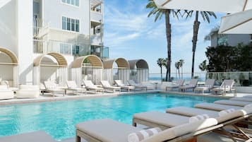 Piscina all'aperto, cabanas (a pagamento), ombrelloni da piscina