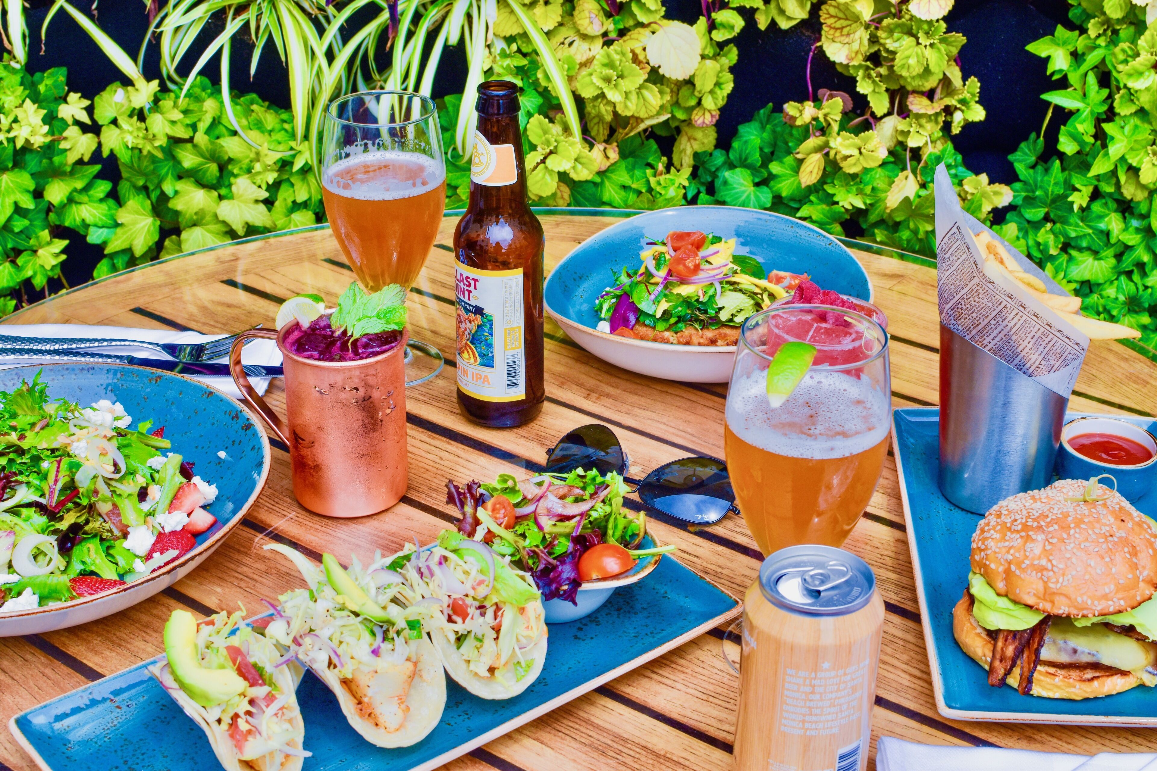 3 من المطاعم، حيث تُقدم وجبات الإفطار، الغداء، العشاء، أطباق كاليفورنيا