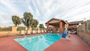 Outdoor pool - Econo Lodge Anaheim North (Anaheim)