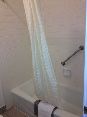 Combined shower/tub, free toiletries, hair dryer, towels - Econo Lodge Anaheim North (Anaheim)