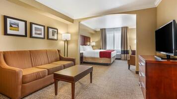 Suite, 1 King Bed with Sofa bed, Non Smoking (Top Floor) | Egyptian cotton sheets, premium bedding, desk, blackout drapes