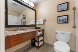 Combined shower/tub, hair dryer, towels