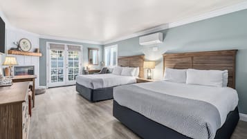 Quarto premium, 2 camas Queen | Edredons de pluma, escrivaninha, ferros/tábuas de passar roupa
