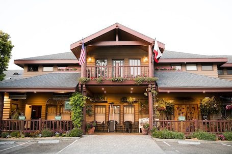 Exterior. Cambria Pines Lodge