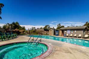 Una piscina al aire libre, una piscina climatizada, tumbonas
