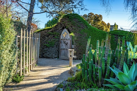 Garden. Cambria Pines Lodge