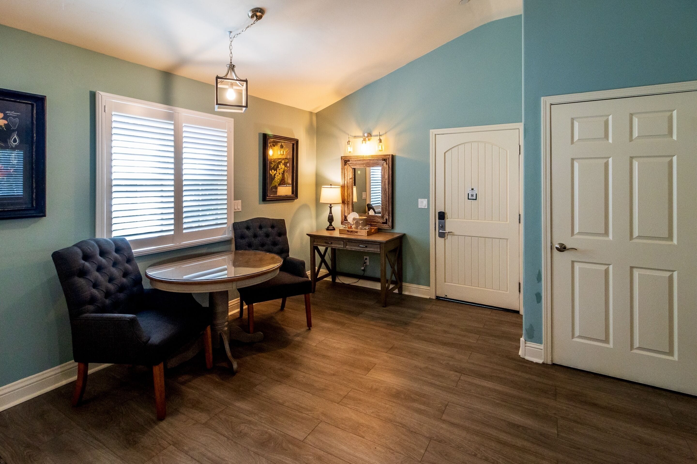 deluxe suite, 1 king bed | living area | lcd tv