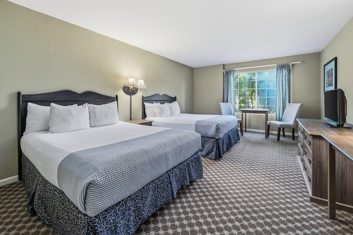 Habitación estándar, 2 camas Queen size | Edredón, escritorio, tabla de planchar con plancha y wifi gratis