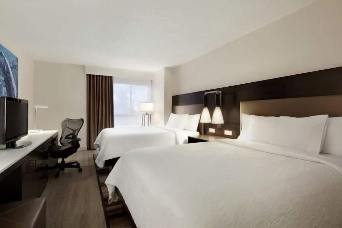 Ropa de cama de alta calidad y caja de seguridad en la habitación