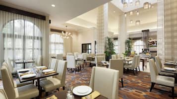 Frokost og middag serveres