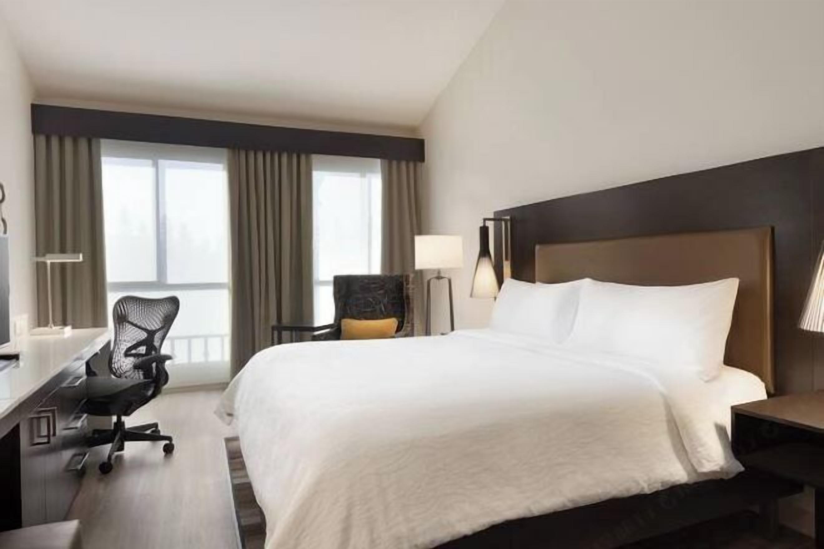 Premium bedding, in-room safe, laptop workspace, iron/ironing board