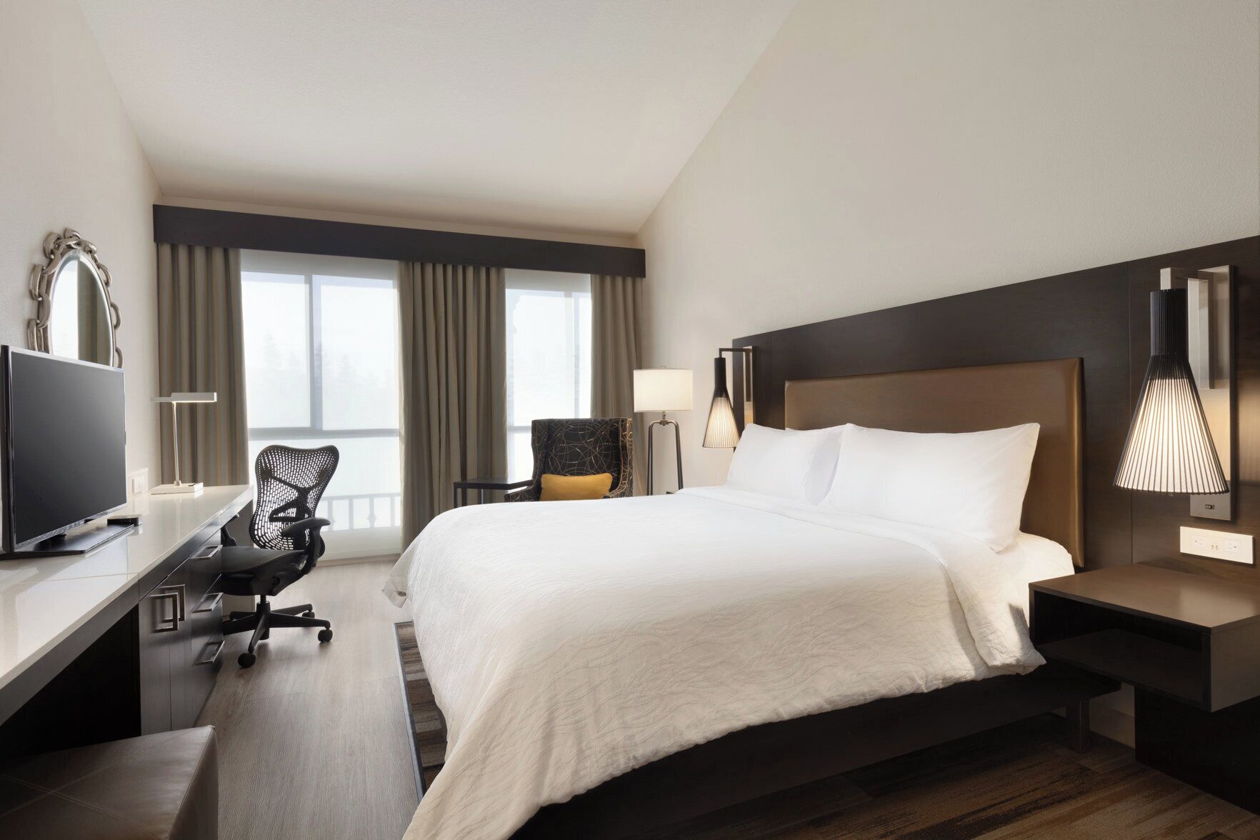Premium bedding, in-room safe, laptop workspace, iron/ironing board
