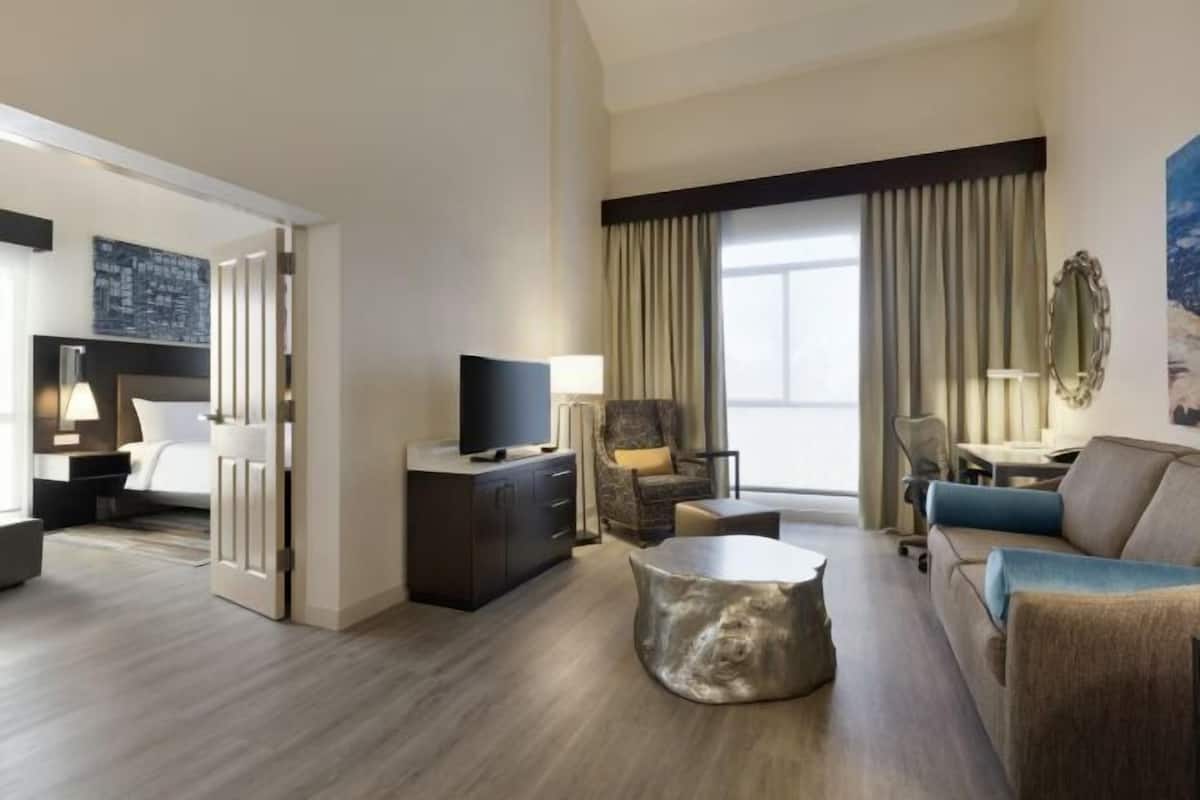 Ropa de cama de alta calidad y caja de seguridad en la habitación