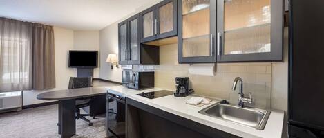 Studio Suite, 1 Tempat Tidur Queen, akses difabel (Mobility Tub) | Dapur kecil pribadi | Lemari es, microwave, kompor, dan mesin pencuci piring