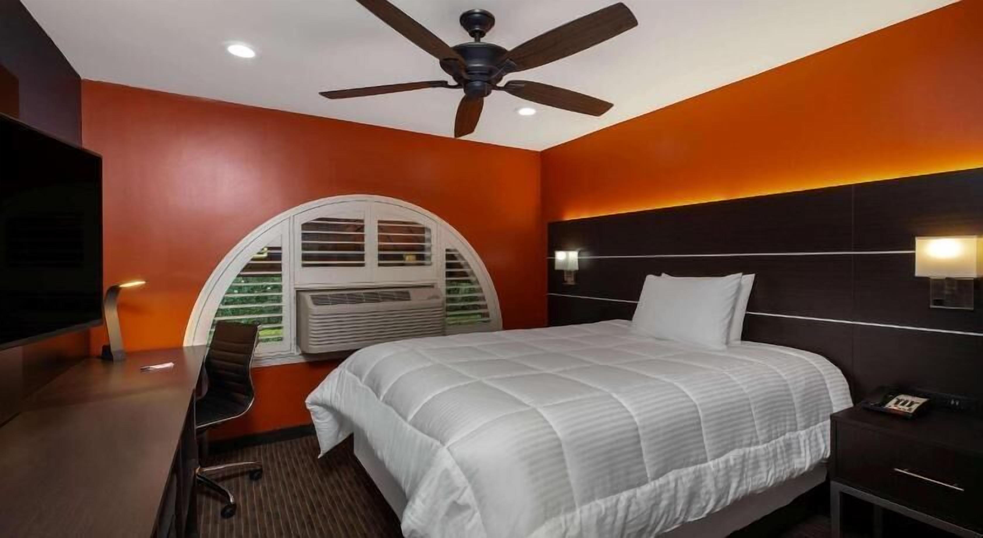 Premium bedding, in-room safe, desk, blackout curtains