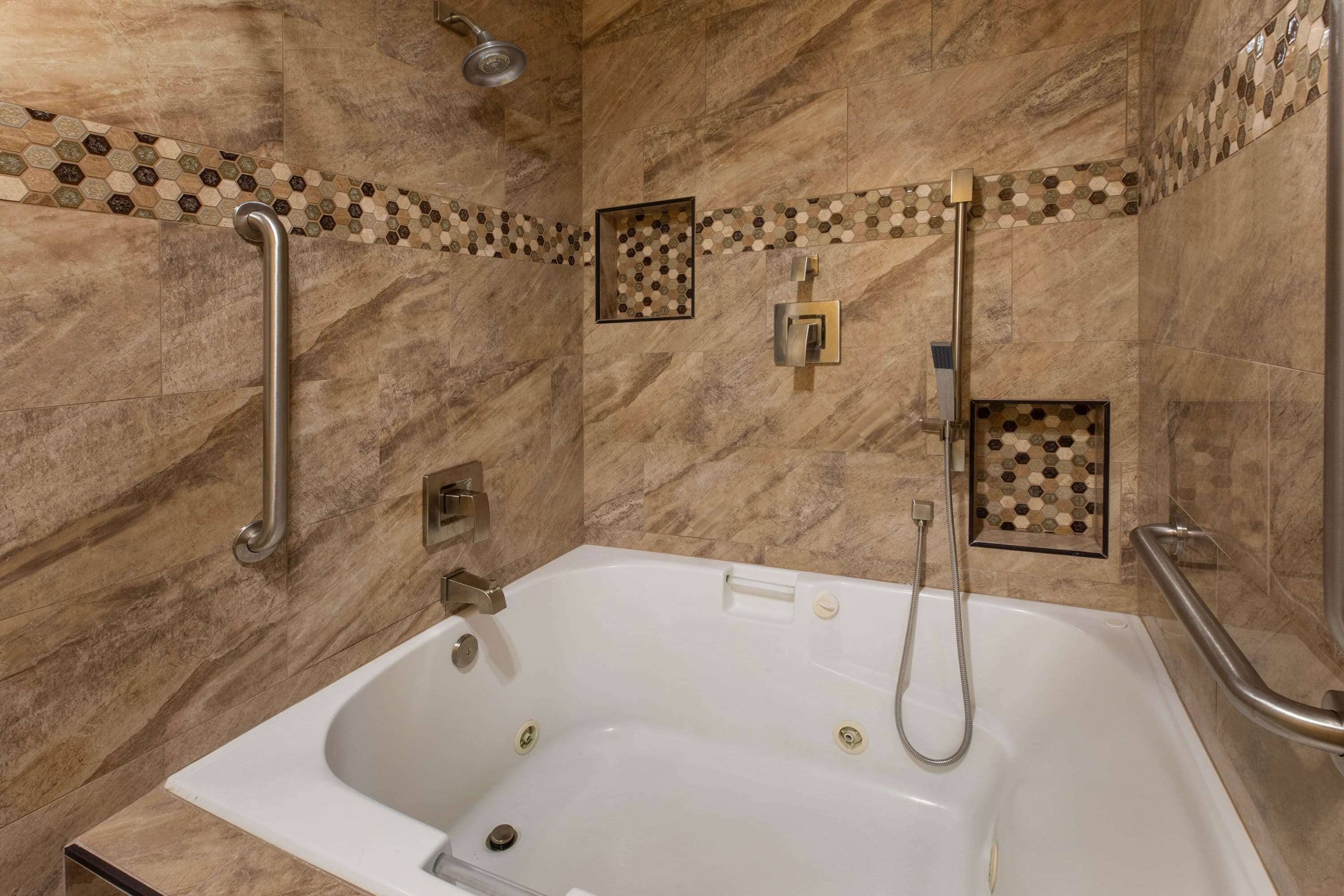 Suite, 1 cama de matrimonio grande, no fumadores | Baño | Artículos de higiene personal gratuitos, secador de pelo y toallas
