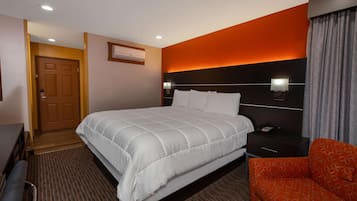 Standard Room, 1 King Bed | Premium bedding, in-room safe, desk, blackout drapes