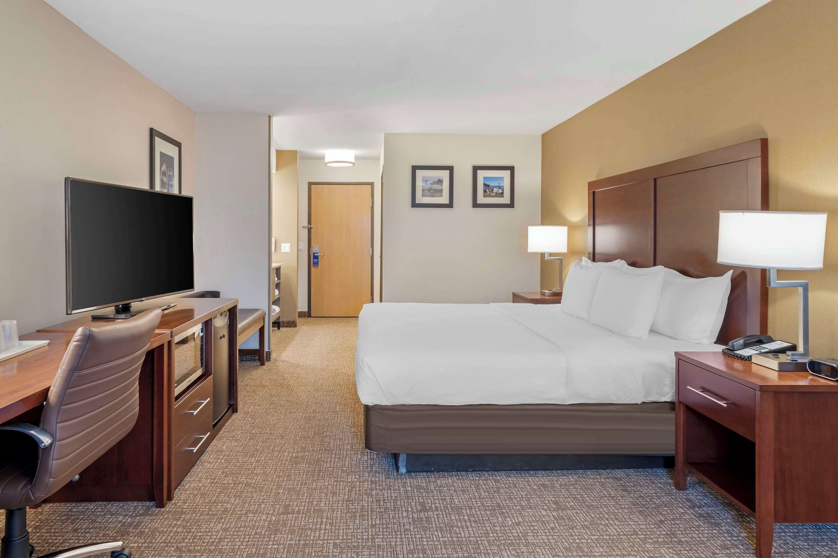 standard room, 1 king bed, non smoking | desk, laptop workspace, blackout curtains, iron/ironing board