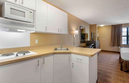 Refrigerador con freezer, microondas, placa de cocina, cafetera/tetera. Extended Stay America Suites San Jose Morgan Hill