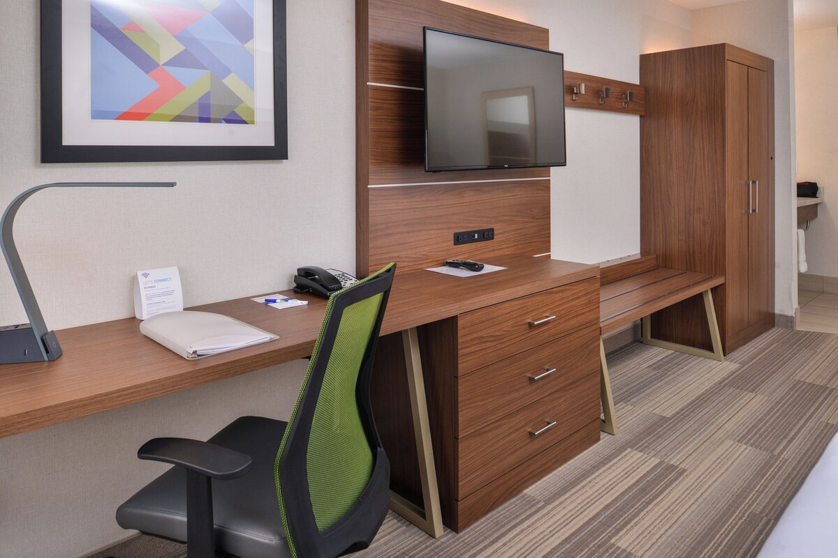 Standard Room | In-room safe, desk, soundproofing, iron/ironing board