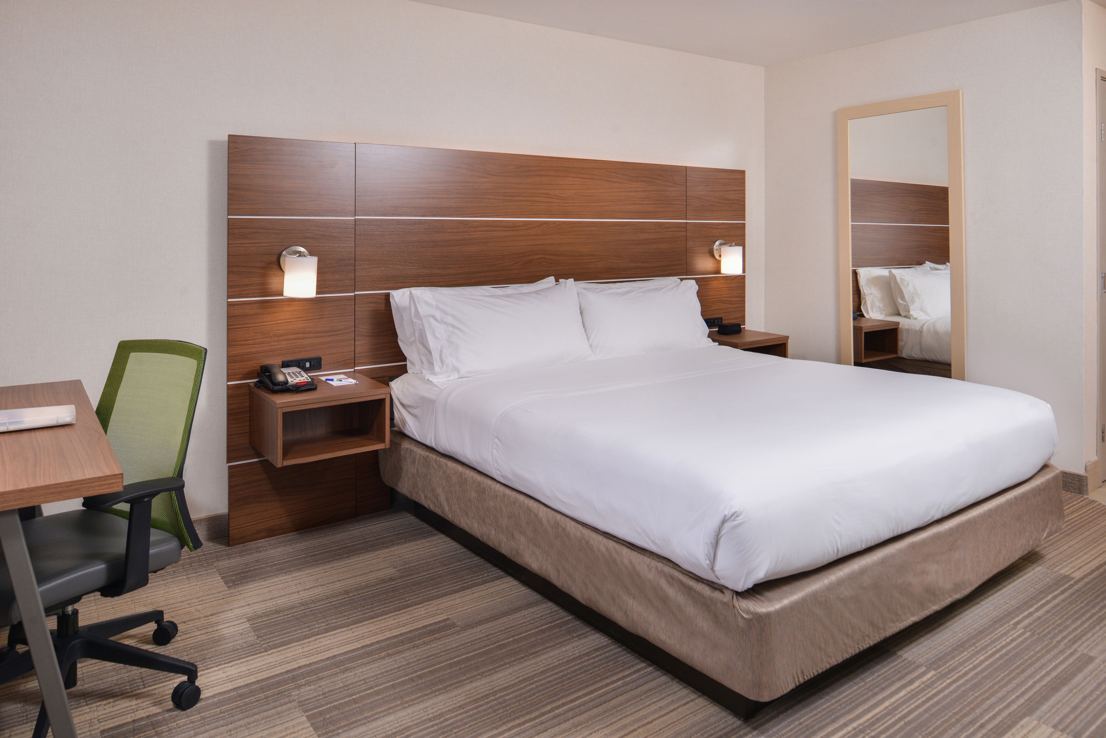 Standard Room, 1 King Bed | In-room safe, desk, soundproofing, iron/ironing board