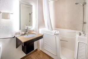 Zimmer, 1 King-Bett, barrierefrei, Nichtraucher (Mobility, Walk-In Shower) | Barrierefreies Bad