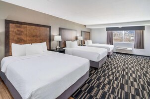 Quarto luxo, várias camas, para não fumantes | Camas com colchões pillow-top, individualmente mobiliados