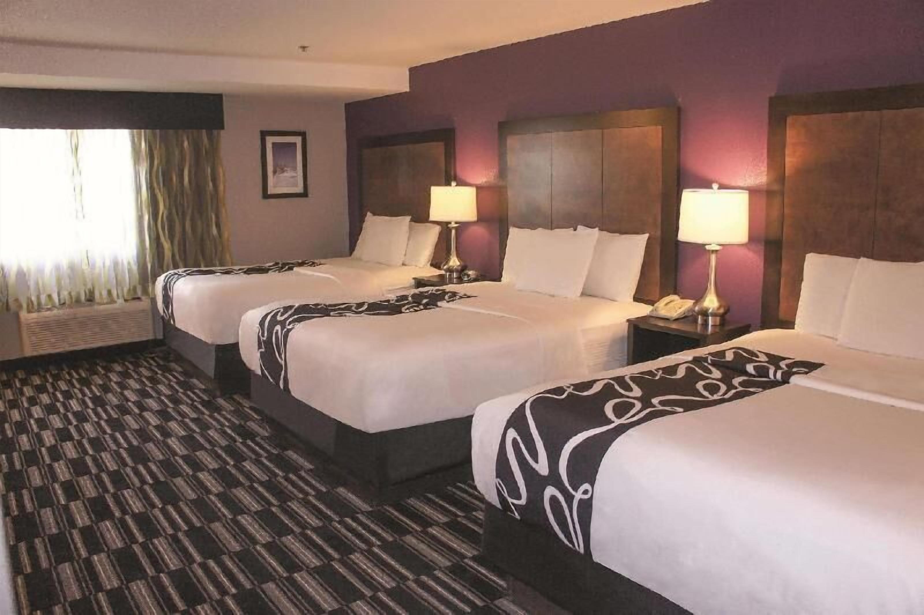 Camas con pillow-top, muebles diferentes y cortinas blackout 