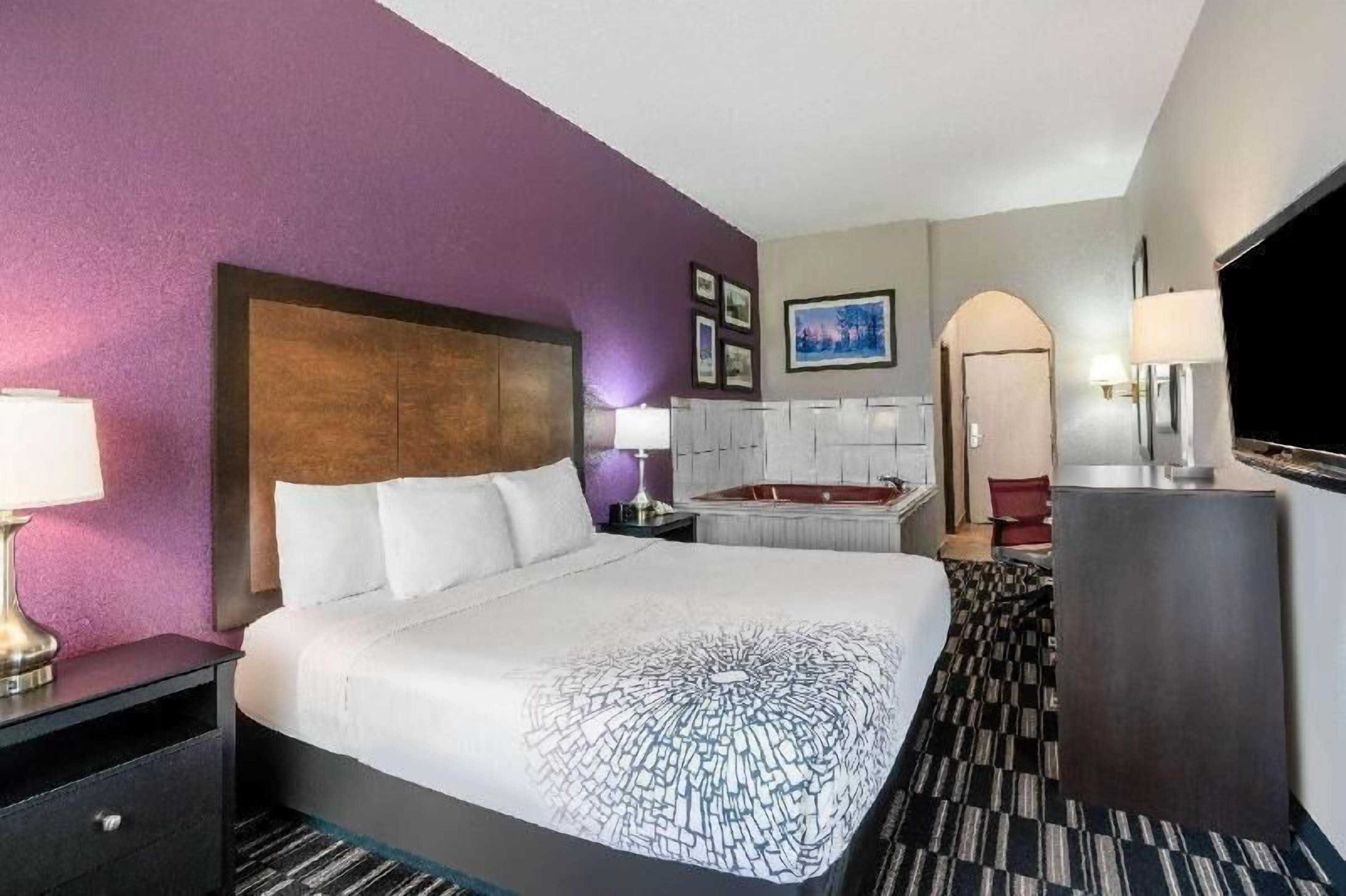 Camas con pillow-top, muebles diferentes y cortinas blackout 