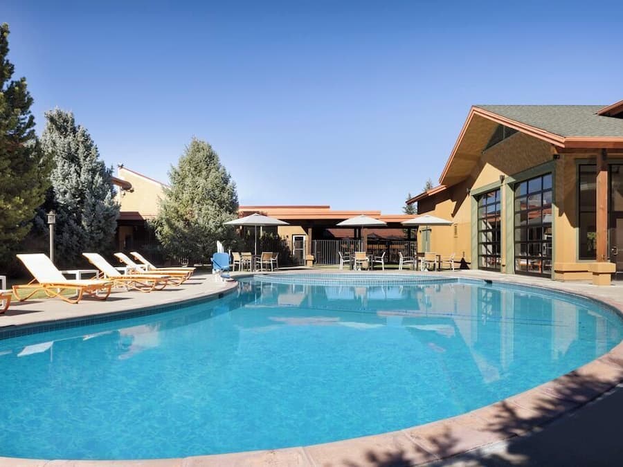 Kolam renang outdoor musiman