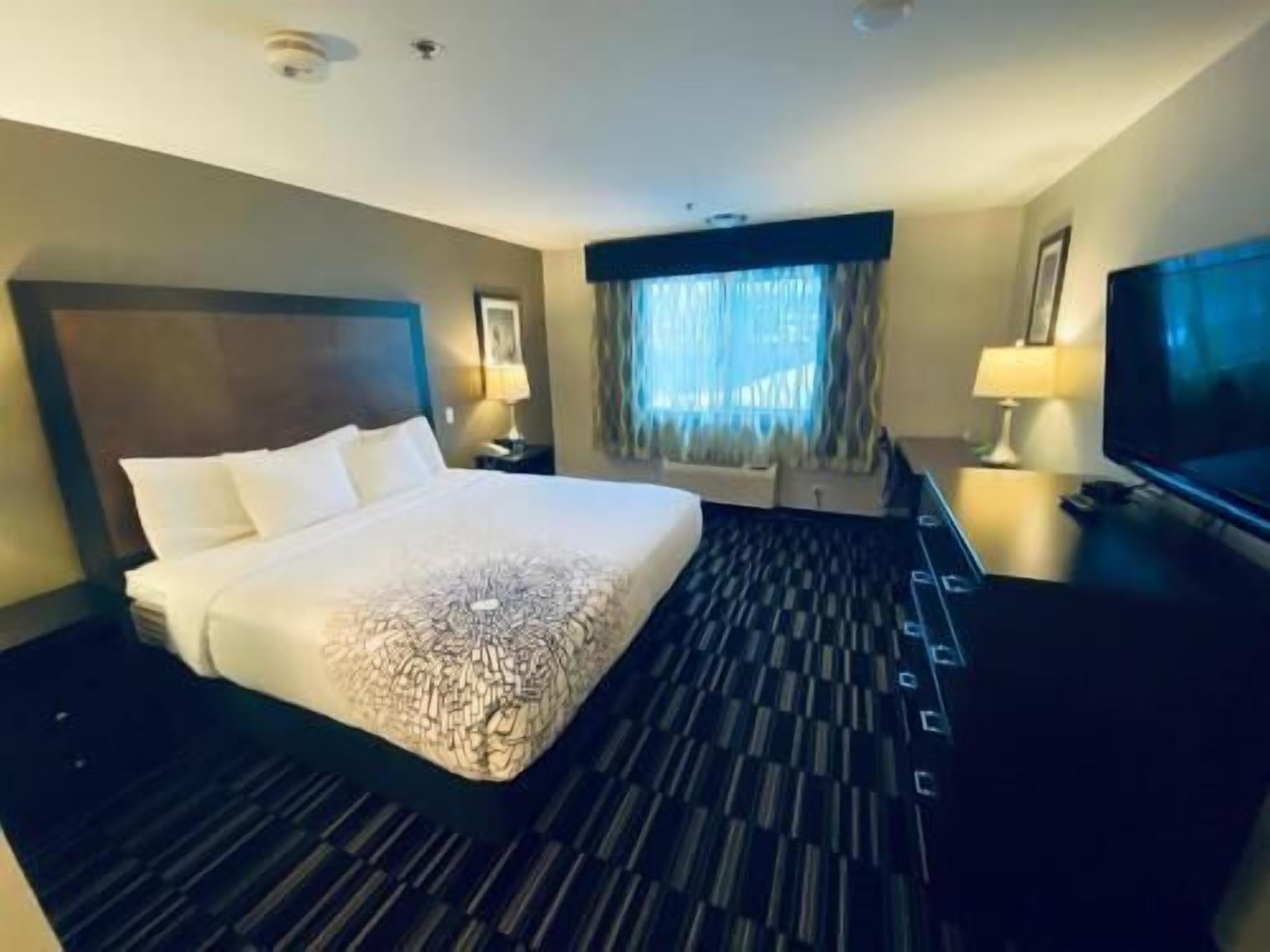 Camas con pillow-top, muebles diferentes y cortinas blackout 