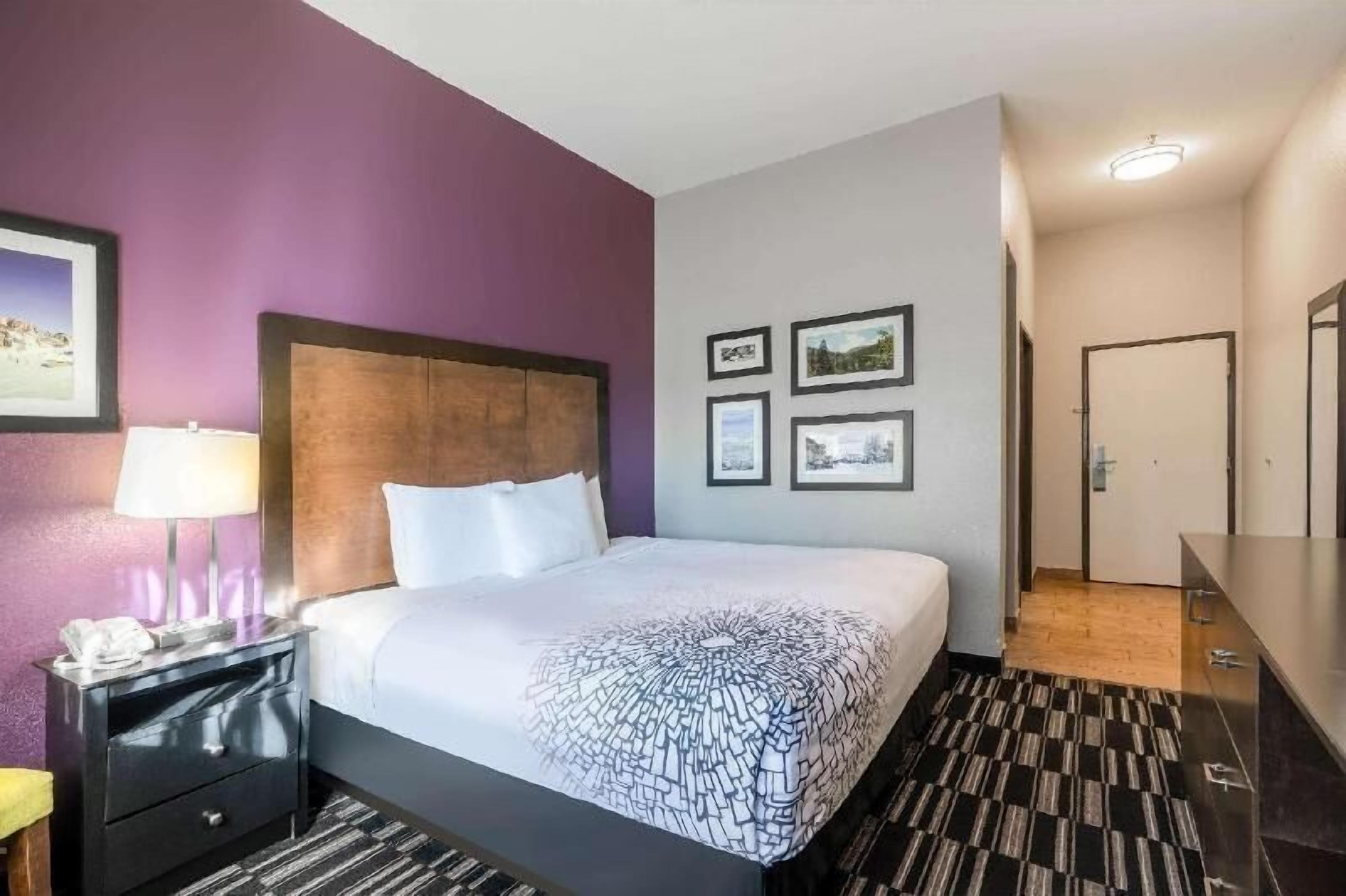Camas con pillow-top, muebles diferentes y cortinas blackout 