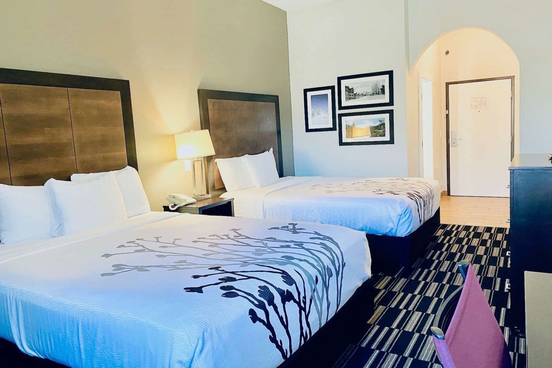 Camas con pillow-top, muebles diferentes y cortinas blackout 