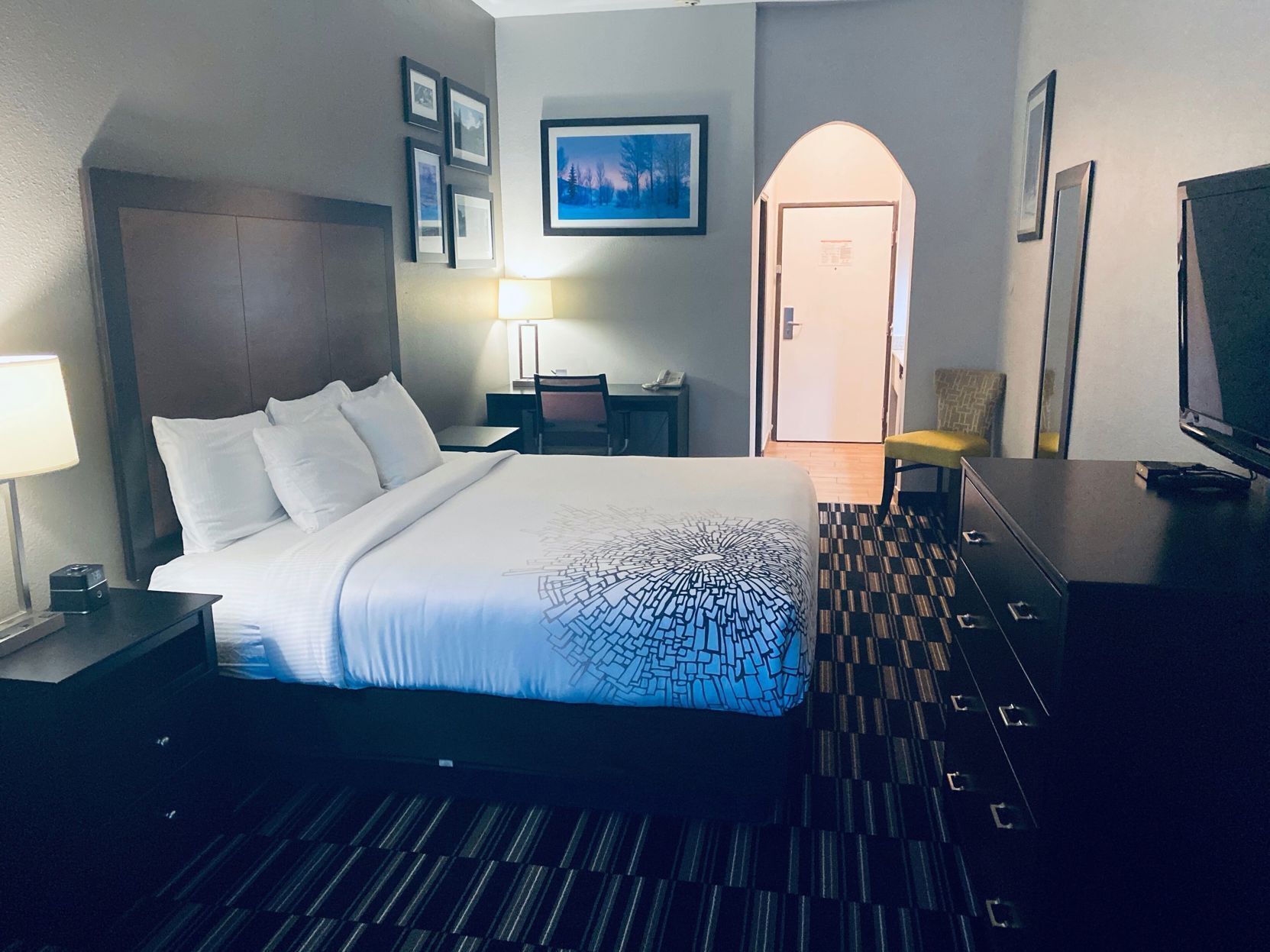 Camas con pillow-top, muebles diferentes y cortinas blackout 