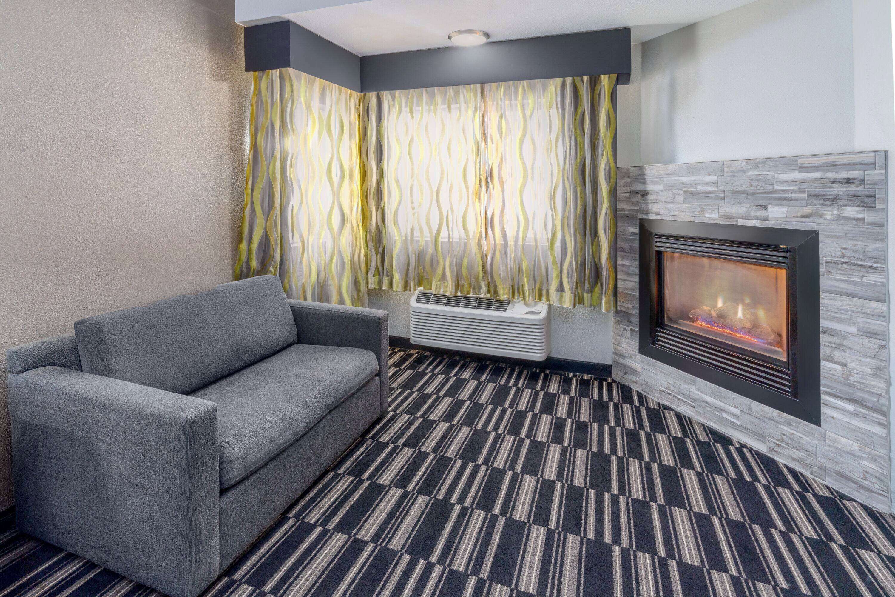 ห้องดีลักซ์, เตียงคิงไซส์ 1 เตียง, ปลอดบุหรี่, เตาผิง | เตียงพร้อมฟูกเสริมที่นอน, ตกแต่งพิเศษโดยเฉพาะ, ผ้าม่านกันแสง