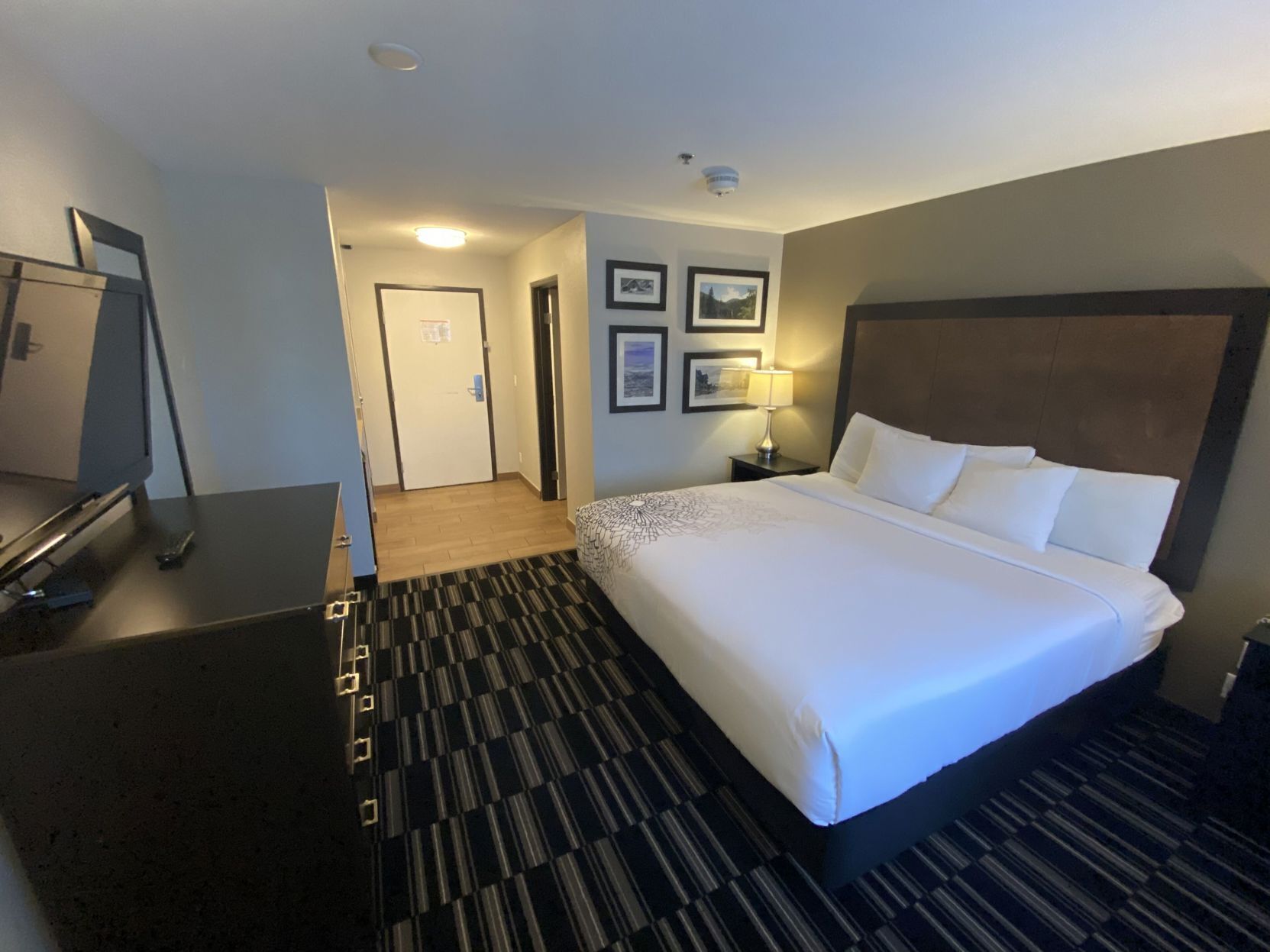 Camas con pillow-top, muebles diferentes y cortinas blackout 