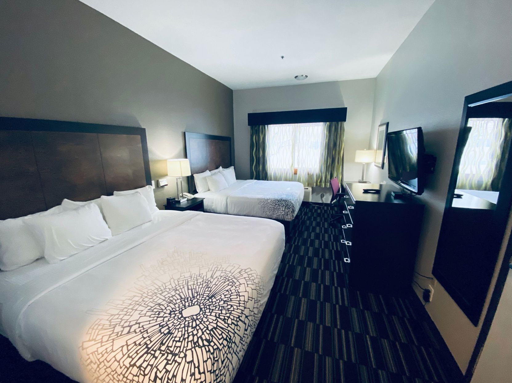 Camas con pillow-top, muebles diferentes y cortinas blackout 