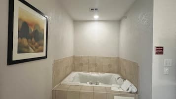 Caja de seguridad en la habitación, escritorio y cortinas blackout