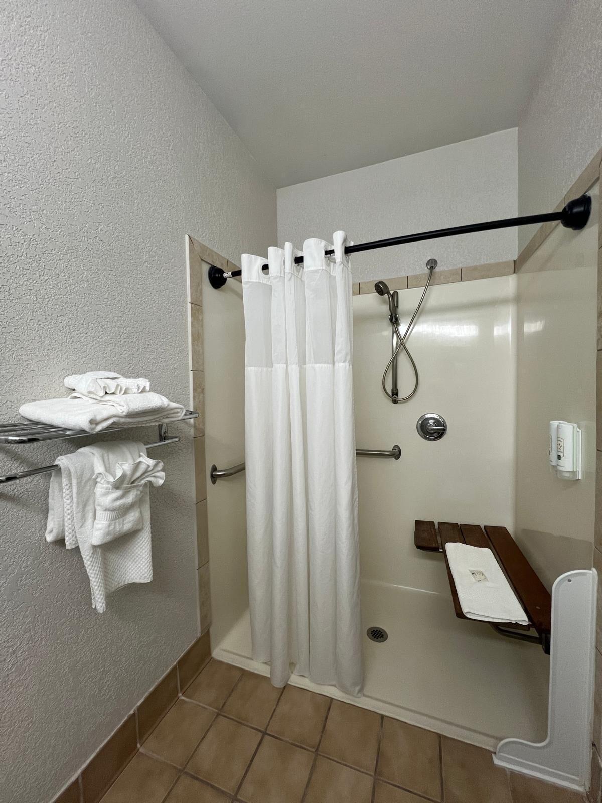 room, 1 king bed, accessible, non smoking | bathroom | free toiletries, hair dryer, towels