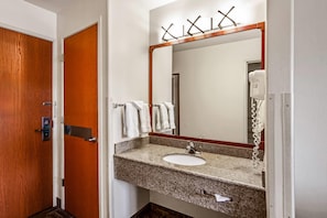 Habitación estándar, 1 cama de matrimonio grande, no fumadores | Tabla de planchar con plancha, cunas gratuitas, wifi gratis