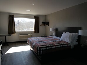 Eenvoudige kamer, 1 kingsize bed, koelkast en magnetron | Een bureau, gratis wifi, beddengoed