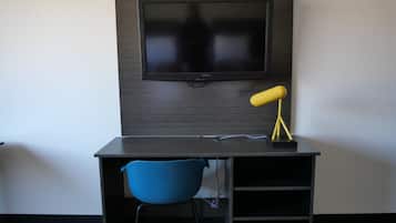 Escritorio, wifi gratis y ropa de cama
