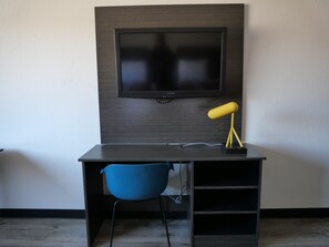 Escritorio, wifi gratis y ropa de cama 