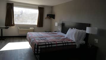 Basic Room, 1 King Bed, Refrigerator & Microwave | Desk, free WiFi, bed sheets