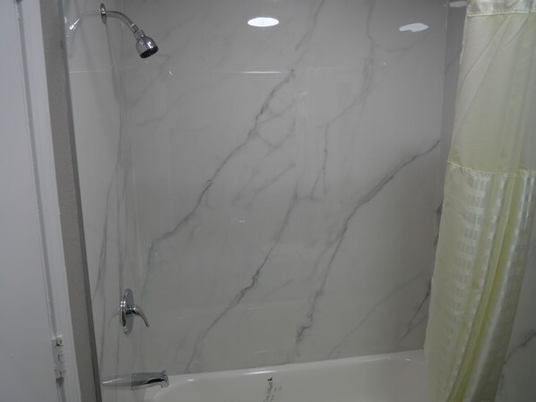 Combined shower/tub, towels