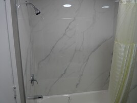 Bañera con ducha, toallas